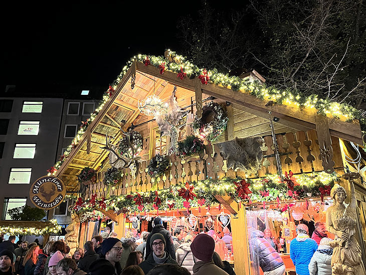 Wieder  am Rindermarkt: Die Münchner Weinstub'n auf dem Münchner Christkindlmarkt 2019 bietet Glühweine in Biowinzer-Qualität (©Foto: Marti Schmitz)